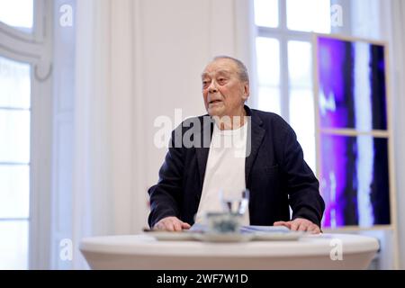 Künstler Günther Uecker 93 gibt Einblicke in seine Arbeit an den neuen Kirchenfenstern für den Schweriner Dom im Düsseldorfer Goethe-Museum. Den Arbeitsprozess und besondere Ausstellungsstücke dazu präsentiert das Goethe-Museum Düsseldorf in seiner Sonderausstellung Lichtbogen. Düsseldorf, 24.01.2024 NRW Deutschland *** der Künstler Günther Uecker 93 gibt Einblicke in seine Arbeit an den neuen Kirchenfenstern für den Schweriner Dom im Goethe-Museum Düsseldorf das Goethe-Museum Düsseldorf präsentiert den Arbeitsprozess und die Sonderausstellungen in seiner Sonderausstellung Lichtbogen Düsseldorf, 24 01 20 Stockfoto