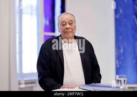 Künstler Günther Uecker 93 gibt Einblicke in seine Arbeit an den neuen Kirchenfenstern für den Schweriner Dom im Düsseldorfer Goethe-Museum. Den Arbeitsprozess und besondere Ausstellungsstücke dazu präsentiert das Goethe-Museum Düsseldorf in seiner Sonderausstellung Lichtbogen. Düsseldorf, 24.01.2024 NRW Deutschland *** der Künstler Günther Uecker 93 gibt Einblicke in seine Arbeit an den neuen Kirchenfenstern für den Schweriner Dom im Goethe-Museum Düsseldorf das Goethe-Museum Düsseldorf präsentiert den Arbeitsprozess und die Sonderausstellungen in seiner Sonderausstellung Lichtbogen Düsseldorf, 24 01 20 Stockfoto