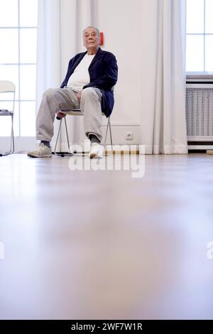 Künstler Günther Uecker 93 gibt Einblicke in seine Arbeit an den neuen Kirchenfenstern für den Schweriner Dom im Düsseldorfer Goethe-Museum. Den Arbeitsprozess und besondere Ausstellungsstücke dazu präsentiert das Goethe-Museum Düsseldorf in seiner Sonderausstellung Lichtbogen. Düsseldorf, 24.01.2024 NRW Deutschland *** der Künstler Günther Uecker 93 gibt Einblicke in seine Arbeit an den neuen Kirchenfenstern für den Schweriner Dom im Goethe-Museum Düsseldorf das Goethe-Museum Düsseldorf präsentiert den Arbeitsprozess und die Sonderausstellungen in seiner Sonderausstellung Lichtbogen Düsseldorf, 24 01 20 Stockfoto