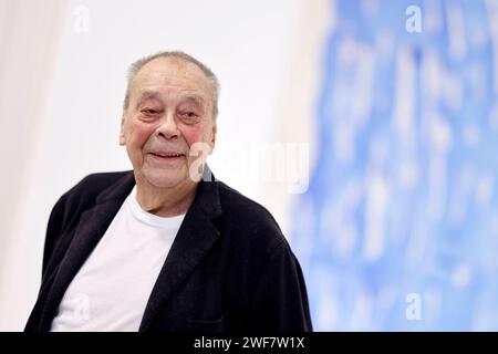 Künstler Günther Uecker 93 gibt Einblicke in seine Arbeit an den neuen Kirchenfenstern für den Schweriner Dom im Düsseldorfer Goethe-Museum. Den Arbeitsprozess und besondere Ausstellungsstücke dazu präsentiert das Goethe-Museum Düsseldorf in seiner Sonderausstellung Lichtbogen. Düsseldorf, 24.01.2024 NRW Deutschland *** der Künstler Günther Uecker 93 gibt Einblicke in seine Arbeit an den neuen Kirchenfenstern für den Schweriner Dom im Goethe-Museum Düsseldorf das Goethe-Museum Düsseldorf präsentiert den Arbeitsprozess und die Sonderausstellungen in seiner Sonderausstellung Lichtbogen Düsseldorf, 24 01 20 Stockfoto