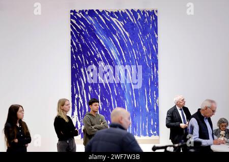 Ein Gemälde von Künstler Günther Uecker 93 gibt Einblicke in seine Arbeit an den neuen Kirchenfenstern für den Schweriner Dom im Düsseldorfer Goethe-Museum. Den Arbeitsprozess und besondere Ausstellungsstücke dazu präsentiert das Goethe-Museum Düsseldorf in seiner Sonderausstellung Lichtbogen. Düsseldorf, 24.01.2024 NRW Deutschland *** Ein Gemälde des Künstlers Günther Uecker 93 gibt Einblicke in seine Arbeiten an den neuen Buntglasfenstern für den Schweriner Dom im Goethe-Museum Düsseldorf das Goethe-Museum Düsseldorf präsentiert in seiner Sonderausstellung den Arbeitsprozess und die Sonderausstellungen Stockfoto