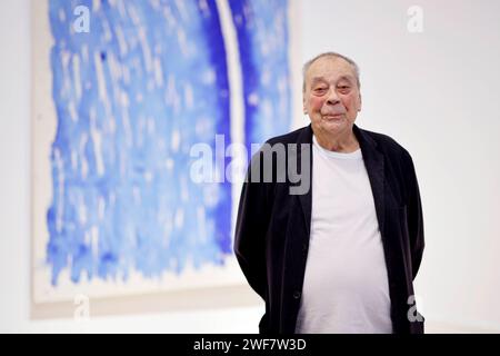 Künstler Günther Uecker 93 gibt Einblicke in seine Arbeit an den neuen Kirchenfenstern für den Schweriner Dom im Düsseldorfer Goethe-Museum. Den Arbeitsprozess und besondere Ausstellungsstücke dazu präsentiert das Goethe-Museum Düsseldorf in seiner Sonderausstellung Lichtbogen. Düsseldorf, 24.01.2024 NRW Deutschland *** der Künstler Günther Uecker 93 gibt Einblicke in seine Arbeit an den neuen Kirchenfenstern für den Schweriner Dom im Goethe-Museum Düsseldorf das Goethe-Museum Düsseldorf präsentiert den Arbeitsprozess und die Sonderausstellungen in seiner Sonderausstellung Lichtbogen Düsseldorf, 24 01 20 Stockfoto