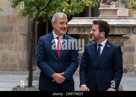 Januar, 29, 2024 Barcelona, Spanienpolitik Barcelona- Klinik Krankenhaus barcelona Forschungszentrum Foto Eric Renom/LaPresse die Regierung von Katalonien, der Stadtrat von Barcelona, das Klinikkrankenhaus, die Universität von Barcelona, und andere Organisationen unterzeichnen den Vertrag über den Bau des neuen Forschungszentrums des Klinikkrankenhauses an den Sportanlagen der Universität Barcelona an der Diagonal Avenue und werden so zu einem Drehkreuz für Innovation und Wissenschaft in Barcelona. La Generalitat de Catalu&#xf1;A, el Ayuntamiento de Barcelona, el Hospital Cl&#xed;nic, la Universidad de Barcelona y Stockfoto