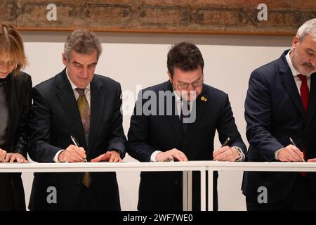 Januar, 29, 2024 Barcelona, Spanienpolitik Barcelona- Klinik Krankenhaus barcelona Forschungszentrum Foto Eric Renom/LaPresse die Regierung von Katalonien, der Stadtrat von Barcelona, das Klinikkrankenhaus, die Universität von Barcelona, und andere Organisationen unterzeichnen den Vertrag über den Bau des neuen Forschungszentrums des Klinikkrankenhauses an den Sportanlagen der Universität Barcelona an der Diagonal Avenue und werden so zu einem Drehkreuz für Innovation und Wissenschaft in Barcelona. La Generalitat de Catalu&#xf1;A, el Ayuntamiento de Barcelona, el Hospital Cl&#xed;nic, la Universidad de Barcelona y Stockfoto