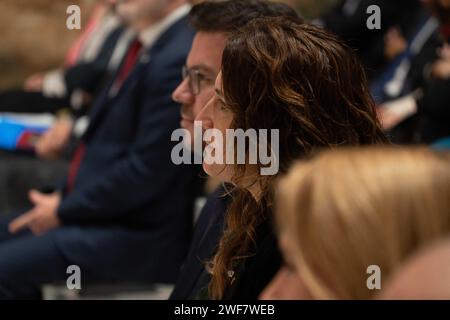 Januar, 29, 2024 Barcelona, Spanienpolitik Barcelona- Klinik Krankenhaus barcelona Forschungszentrum Foto Eric Renom/LaPresse die Regierung von Katalonien, der Stadtrat von Barcelona, das Klinikkrankenhaus, die Universität von Barcelona, und andere Organisationen unterzeichnen den Vertrag über den Bau des neuen Forschungszentrums des Klinikkrankenhauses an den Sportanlagen der Universität Barcelona an der Diagonal Avenue und werden so zu einem Drehkreuz für Innovation und Wissenschaft in Barcelona. La Generalitat de Catalu&#xf1;A, el Ayuntamiento de Barcelona, el Hospital Cl&#xed;nic, la Universidad de Barcelona y Stockfoto