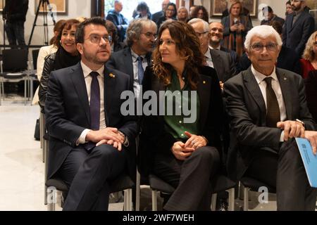 Januar, 29, 2024 Barcelona, Spanienpolitik Barcelona- Klinik Krankenhaus barcelona Forschungszentrum Foto Eric Renom/LaPresse die Regierung von Katalonien, der Stadtrat von Barcelona, das Klinikkrankenhaus, die Universität von Barcelona, und andere Organisationen unterzeichnen den Vertrag über den Bau des neuen Forschungszentrums des Klinikkrankenhauses an den Sportanlagen der Universität Barcelona an der Diagonal Avenue und werden so zu einem Drehkreuz für Innovation und Wissenschaft in Barcelona. La Generalitat de Catalu&#xf1;A, el Ayuntamiento de Barcelona, el Hospital Cl&#xed;nic, la Universidad de Barcelona y Stockfoto