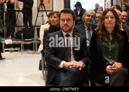 Januar, 29, 2024 Barcelona, Spanienpolitik Barcelona- Klinik Krankenhaus barcelona Forschungszentrum Foto Eric Renom/LaPresse die Regierung von Katalonien, der Stadtrat von Barcelona, das Klinikkrankenhaus, die Universität von Barcelona, und andere Organisationen unterzeichnen den Vertrag über den Bau des neuen Forschungszentrums des Klinikkrankenhauses an den Sportanlagen der Universität Barcelona an der Diagonal Avenue und werden so zu einem Drehkreuz für Innovation und Wissenschaft in Barcelona. La Generalitat de Catalu&#xf1;A, el Ayuntamiento de Barcelona, el Hospital Cl&#xed;nic, la Universidad de Barcelona y Stockfoto