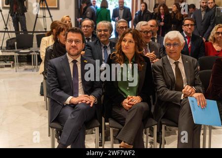 Januar, 29, 2024 Barcelona, Spanienpolitik Barcelona- Klinik Krankenhaus barcelona Forschungszentrum Foto Eric Renom/LaPresse die Regierung von Katalonien, der Stadtrat von Barcelona, das Klinikkrankenhaus, die Universität von Barcelona, und andere Organisationen unterzeichnen den Vertrag über den Bau des neuen Forschungszentrums des Klinikkrankenhauses an den Sportanlagen der Universität Barcelona an der Diagonal Avenue und werden so zu einem Drehkreuz für Innovation und Wissenschaft in Barcelona. La Generalitat de Catalu&#xf1;A, el Ayuntamiento de Barcelona, el Hospital Cl&#xed;nic, la Universidad de Barcelona y Stockfoto