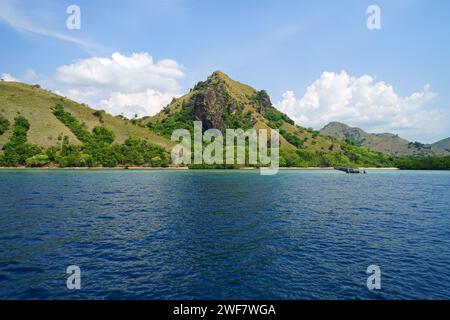 Kapal Pinisi Schiff auf Kelor Island, Labuan Bajo, Komodo Nationalpark, Flores, East Nusatenggara, Indonesien Stockfoto