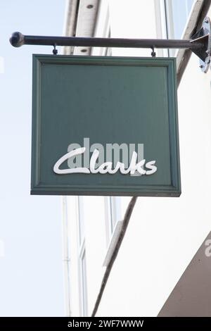 Das Clarks Schuhgeschäft Schild und Logo hängen vor einer sop in Ringwood, Großbritannien Stockfoto