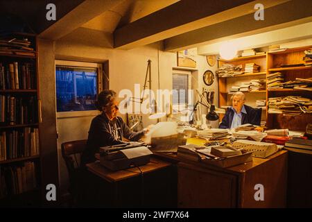 Alva und Gunnar Myrdal in ihrer Studie in der Altstadt von Stockholm. Nobelpreisträger 1982 (Friedensnobelpreis) und 1974 (Wirtschaftswissenschaften) Stockfoto