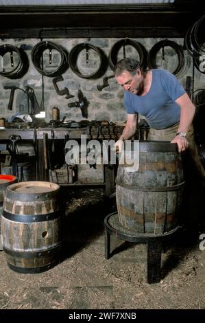 Cooper macht Holzbier. Clive Hollis, der cooper in der Theakstons Brewery. Masham North Yorkshire England UK 1990s 1991 Stockfoto