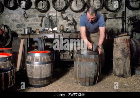 Cooper macht Holzbier. Clive Hollis, Bierfässer in der Theakstons Brewery. Masham North Yorkshire England 1990er Jahre 1991 HOMER SYKES Stockfoto