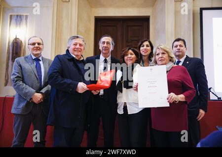 Mailand, Italien. Januar 2024. Foto Alessandro Bremec/LaPresse29-01-2024 Milano, Italia - Cronaca - La Cerimonia di riconoscimento delle botteghe storiche a Palazzo Marino a Milano. Nella foto: Radio Jenner 29. Januar 2024 Milano Italien - Nachrichten - die Anerkennungszeremonie der historischen Werkstätten im Palazzo Marino in Mailand. Auf dem Foto: Ein Moment der Zeremonie Credit: LaPresse/Alamy Live News Stockfoto