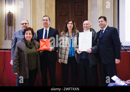 Mailand, Italien. Januar 2024. Foto Alessandro Bremec/LaPresse29-01-2024 Milano, Italia - Cronaca - La Cerimonia di riconoscimento delle botteghe storiche a Palazzo Marino a Milano. Nella Foto: Cantine Fratelli Simone 29. Januar 2024 Milano Italien - Nachrichten - die Anerkennungszeremonie der historischen Werkstätten im Palazzo Marino in Mailand. Auf dem Foto: Ein Moment der Zeremonie Credit: LaPresse/Alamy Live News Stockfoto