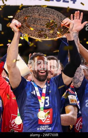 KÖLN, DEUTSCHLAND - 28. JANUAR Lanxess Arena, Herren EHF Euro 2024 Finale Frankreich - Dänemark v.l., Nikola Karabatic (Frankreich) mit Meisterschale Stockfoto