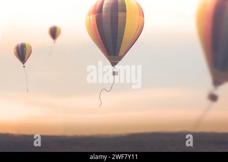 Heißluftballons fliegen frei am Himmel, Symbol des Fliegens Stockfoto