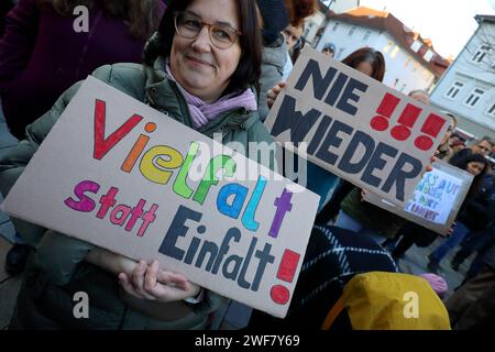 Demo gegen Hass und Hetze - Kundgebung gegen die AfD und Rechtsextremismus - DE, Deutschland, Witzenhausen, 27.01.2024 - Witzenhausen: Unter dem Motto nie wieder 1933 nie wieder Faschismus fand auf dem Marktplatz in Witzenhausen eine Kundgebung gegen den erstarkenden Rechtsextremismus statt, die vom Aktionsbündnis Bunt statt braun unterstützt wurde. Die Demoteilnehmer demonstrierten gegen den Rechtsruck in Deutschland, für Vielfalt und den Erhalt der Demokratie. Buntes Demoschild: Vielfalt statt Einfalt - Demoschild: Nie WIEDER *** Demo Against Hate and Agitation Rally Against the AF Stockfoto