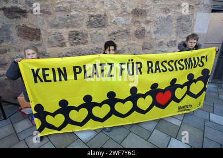 Demo gegen Hass und Hetze - Kundgebung gegen die AfD und Rechtsextremismus - DE, Deutschland, Witzenhausen, 27.01.2024 - Witzenhausen: unter dem Motto nie wieder 1933 C nie wieder FaschismusÒ fand auf dem Marktplatz in Witzenhausen eine Kundgebung gegen den erstarkenden Rechtsextremismus statt, die vom Aktionsbündnis ãBunt statt braunÒ unterstützt wurde. Die Demoteilnehmer demonstrierten gegen den Rechtsruck in Deutschland, für Vielfalt und den Erhalt der Demokratie. Jugendliche mit Banner von Amnesty International: KEIN PLATZ FÜR RASSIMUS *** Demonstration gegen Hass und Agitation Stockfoto