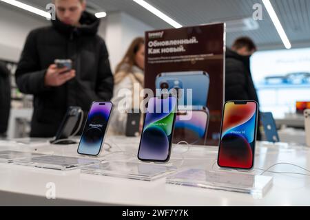 Apple iPhone 14 Smartphones Modelle im Apple Store. Käufer entscheiden sich für ein Smartphone zum Kauf. Minsk, Weißrussland - 26. Januar 2024 Stockfoto