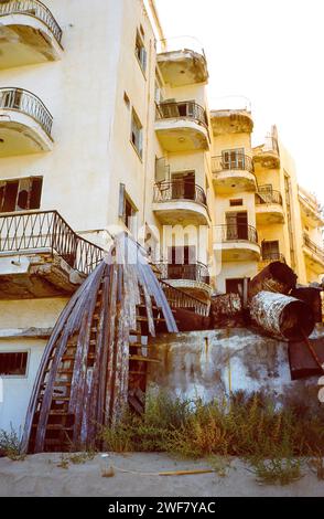 Reste von Barrikaden vor einem verlassenen Hotel am kilometerlangen Strand von Varosha bei Famagusta. Der ehemals bluehende Badeort ist seit dem Einma Stockfoto