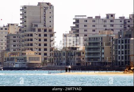 Der einst blühende Badeort Varosha in der Nähe von Famagusta ist seit dem Einmarsch der türkischen Armee im Jahr 1974 eine Geisterstadt. Stockfoto