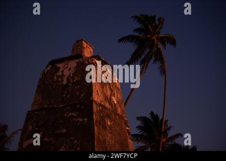 Sonnenaufgang an einem der ältesten Leuchttürme Polynesiens, fast 100 Jahre alt. Phare de Topaka, Fakarava, Tuamotu-Inseln Stockfoto