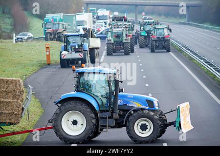 Durtal, Frankreich. Dezember 2023. © PHOTOPQR/LE COURRIER DE L'OUEST/AURELIEN BREAU ; DURTAL ; 20/12/2023 ; MANIFESTATION DES AGRICULTEURS SUR L AUTOROUTE A11 EN AU NUVEAU DE LA SORTIE DE DURTAL LE 29. JANUAR 2024 CREDIT: MAXPPP/ALAMY LIVE NEWS Stockfoto