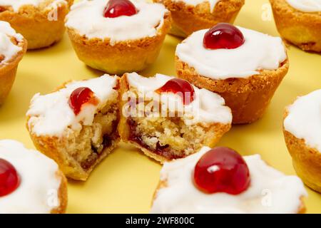 Cherry Bakewell Tarte in zwei Hälften geschnitten Stockfoto