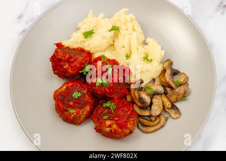 Schweinefleisch & Pfeffer Fleischbällchen auf Pastinkenbrei, von oben Stockfoto