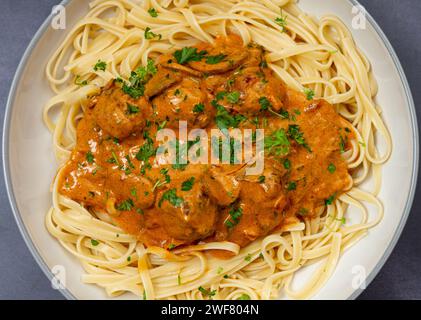 Fleischbällchen Stroganoff mit Linguin von oben, Nahaufnahme Stockfoto