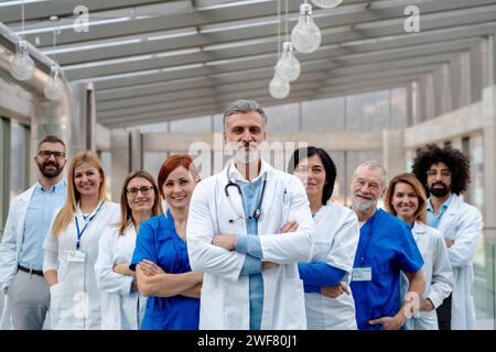 Porträt des Ärzteteams. Gesundheitsteam mit Ärzten, Krankenschwestern, Fachleuten in medizinischen Uniformen im Krankenhaus. Stockfoto