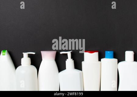 Draufsicht auf Kosmetikflaschen auf farbigem Hintergrund. Hautpflegekonzept mit Platz für Ihr Design. Stockfoto