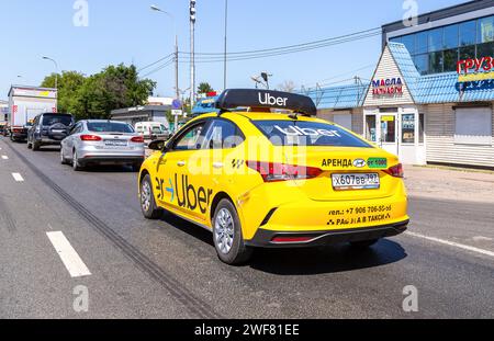 Moskau, Russland - 6. Juli 2021: Uber Taxi fährt nachmittags die Straße runter. Das gelbe Taxi Hyundai fährt die Straße runter. Modernes Stadttaxi Stockfoto