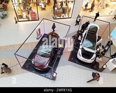 Istanbul, Türkei - 21. Januar 2024: Neues Modell Teslas in der Mall of Akasya in Istanbul aus Hochwinkelsicht. Stockfoto