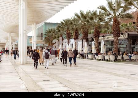 Malaga, Spanien- 26.01.2024: Geschäftige Promenade in Malaga mit Spaziergängen und Cafés im Freien unter einem modernen Baldachin, ideal für Reise- und Lifestyle-Themen Stockfoto