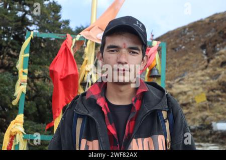 Bild eines erwachsenen Mannes aus dem himalaya mit einer natürlichen Umgebung Stockfoto