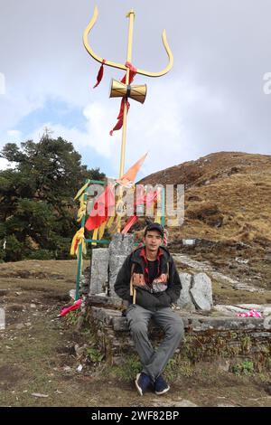 Bild eines erwachsenen Mannes aus dem himalaya mit einer natürlichen Umgebung Stockfoto