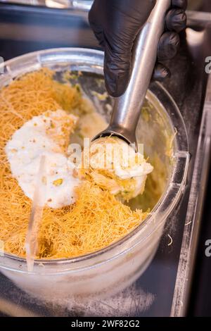 Blick auf das Kandaifi-Eis im Gefrierschrank, das geschöpft wurde. Weichzeichner Stockfoto