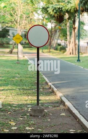Das leere weiße Rundschild am Straßenrand im öffentlichen Park. Stockfoto