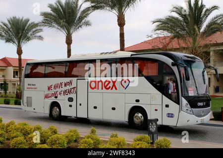 Sharm El Sheikh, Ägypten. Januar 2024. Der Touristenbus des Tourismusbetreibers Anex fährt entlang der Straße in Sharm El Sheikh, Ägypten. Quelle: SOPA Images Limited/Alamy Live News Stockfoto