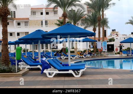 Sharm El Sheikh, Ägypten. Januar 2024. Sonnenliegen am Pool im Albatross Sharm Hotel in Sharm El Sheikh, Ägypten. Quelle: SOPA Images Limited/Alamy Live News Stockfoto