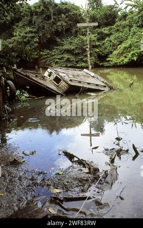 Ein altes Fischerboot verrottet im Fluss hinter Cojimar. Ernest Hemingways „der alte Mann und das Meer“ befindet sich in der kleinen Fischerstadt in der Nähe von Havanna. Stockfoto