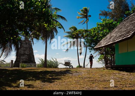 Relais Marama Pension und Resort Fakarava, Französisch-Polynesien. Gärtner mit Leuchtturm und Hütte. Stockfoto