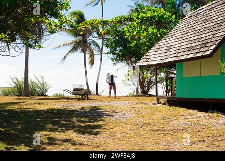 Relais Marama Pension und Resort Fakarava, Französisch-Polynesien. Gärtner mit Leuchtturm und Hütte. Stockfoto