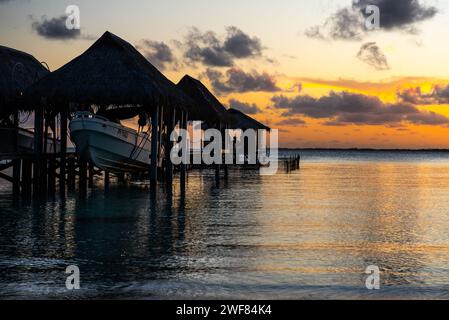 Sonnenuntergang über der Lagune von Fakarava in Französisch-Polynesien, mit Bootssteg und Hebebühne. Stockfoto