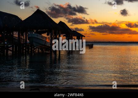 Sonnenuntergang über der Lagune von Fakarava in Französisch-Polynesien, mit Bootssteg und Hebebühne. Stockfoto