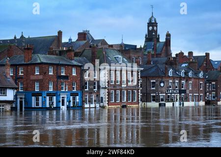 Der Fluss Ouse brach nach starkem Regen über die Ufer (Flussufer unter Hochwasser getaucht, Pub-Gebäude überschwemmt) - York, North Yorkshire, England, Vereinigtes Königreich. Stockfoto