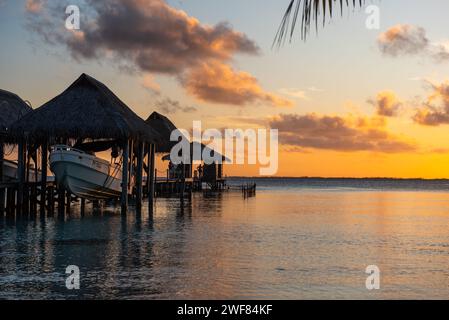 Sonnenuntergang über der Lagune von Fakarava in Französisch-Polynesien, mit Bootssteg und Hebebühne. Stockfoto