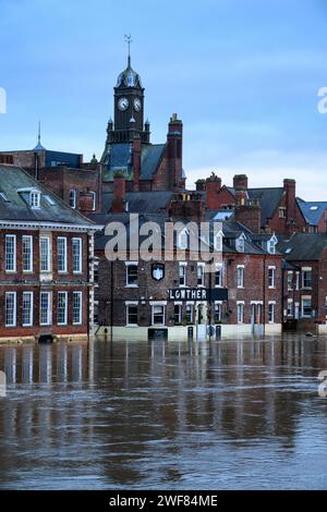 Der Fluss Ouse brach nach starkem Regen über die Ufer (Flussufer unter Hochwasser getaucht, Pub-Gebäude überschwemmt) - York, North Yorkshire, England, Vereinigtes Königreich. Stockfoto